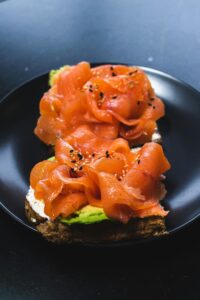 Avokádo toast s uzeným lososem