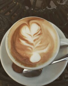 detailní záběr šálku cappucina