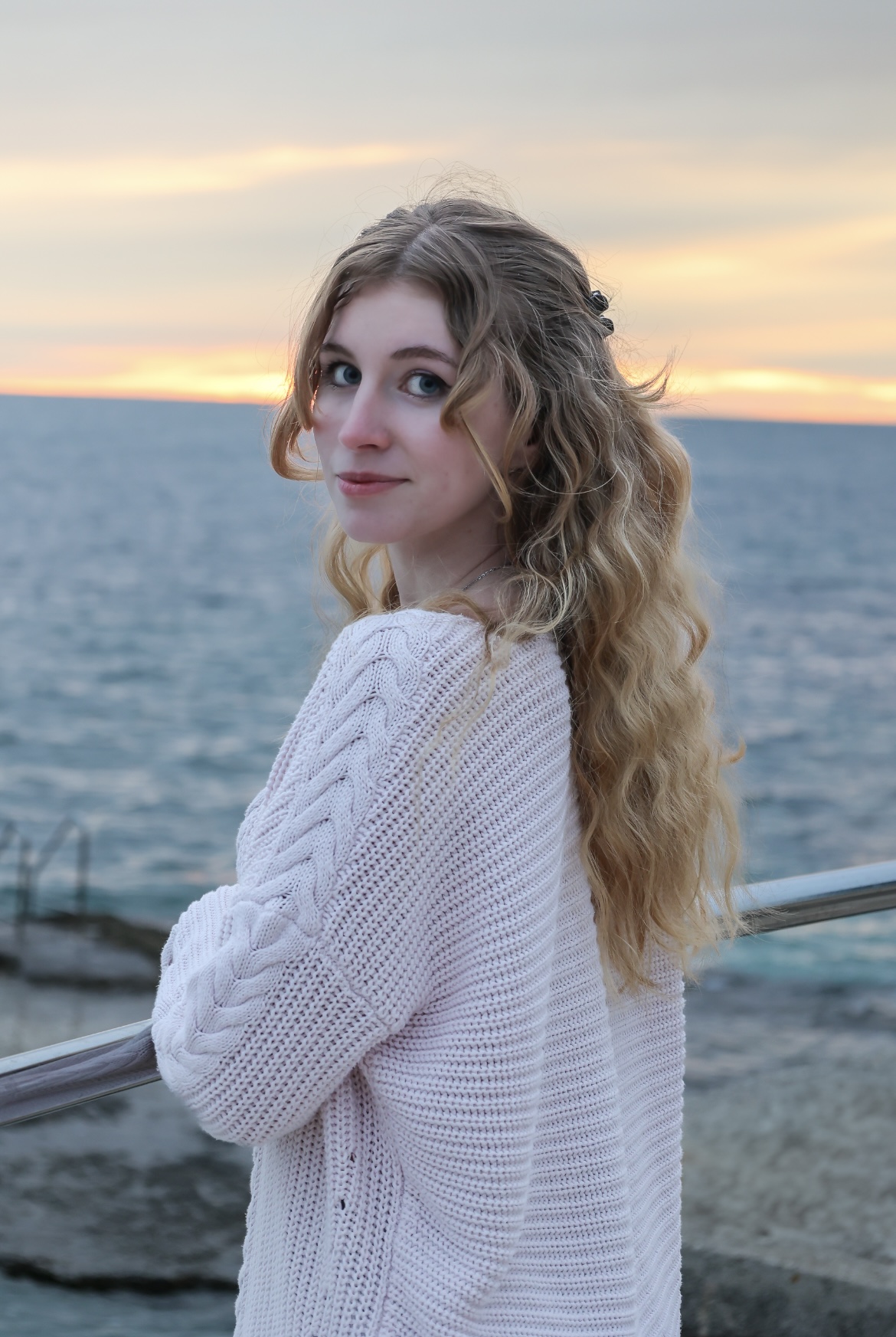 Mladá žena u moře