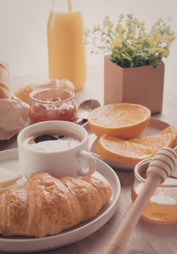 snídaně - croissant, káva, ovoce, jam, nealkoholický nápoj